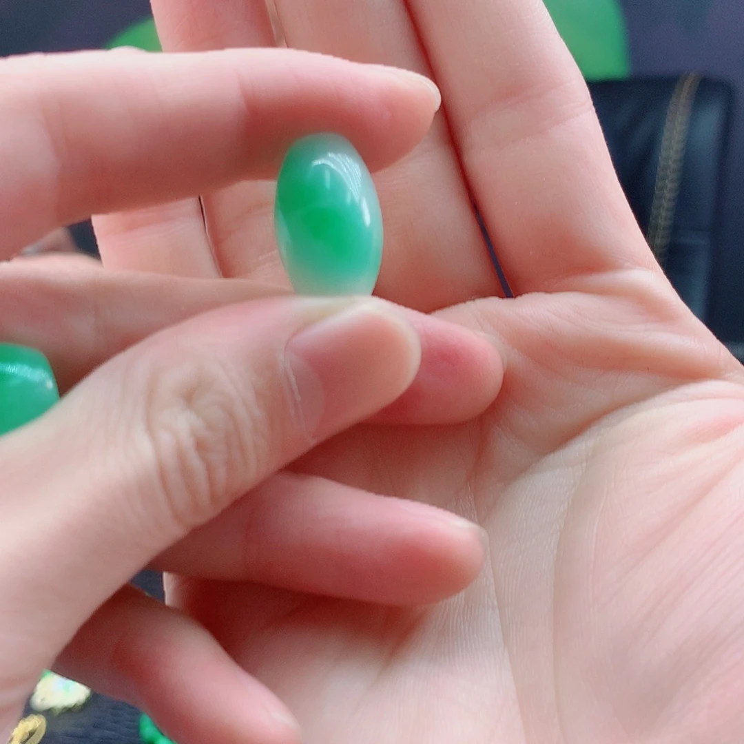 翡翠未镶嵌颈饰，，