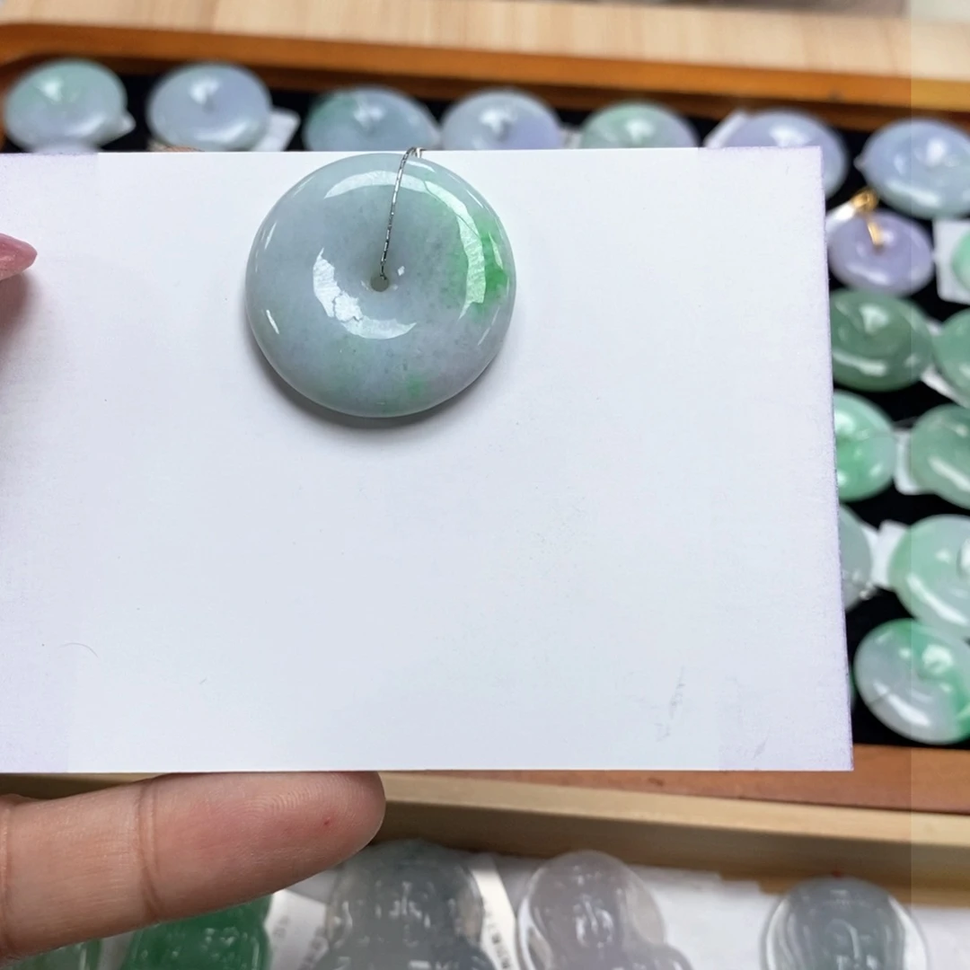 翡翠颈饰未镶嵌平安扣