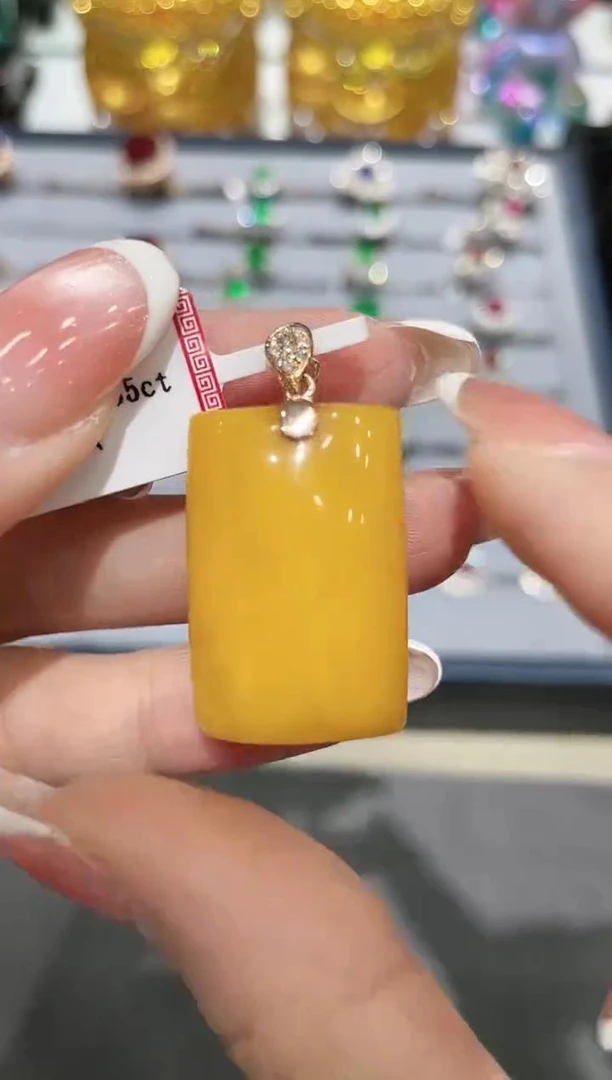 18K金镶嵌蜜蜡吊坠