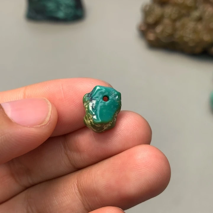 绿松石未镶嵌颈饰