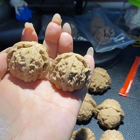 文玩核桃吊坠白狮子38