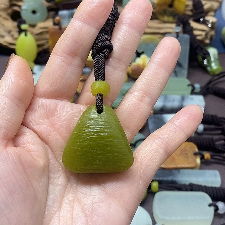 蛇纹石玉未镶嵌颈饰