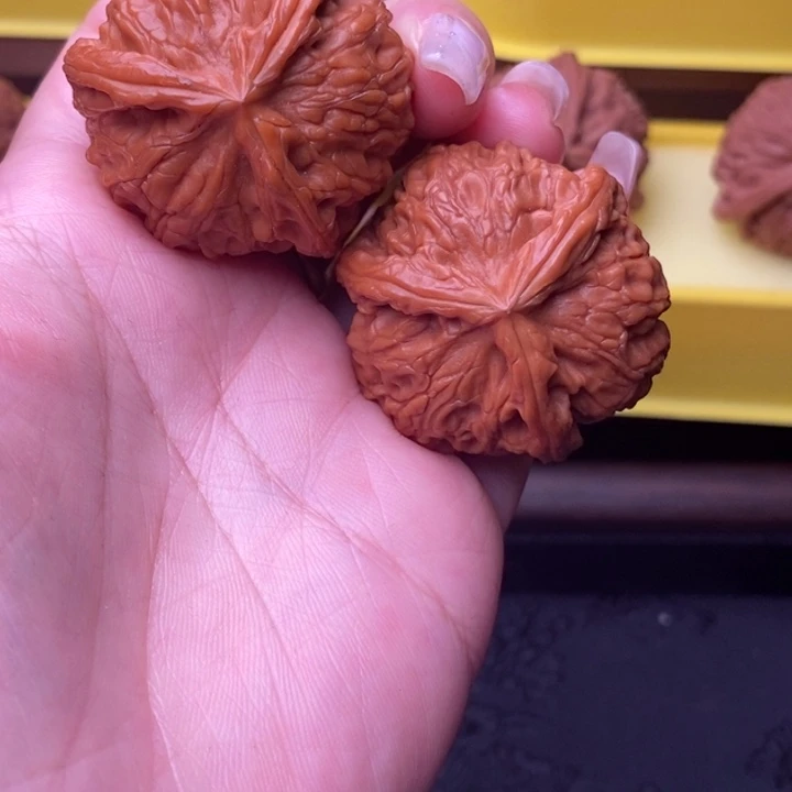 文玩核桃吊坠龙胆奔