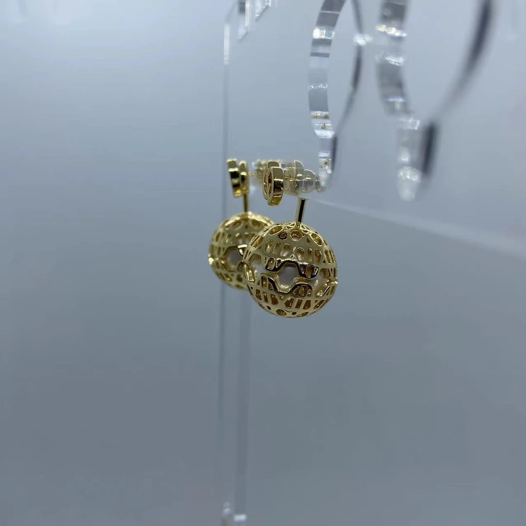 欧货DP高品金属感字母耳环-8913