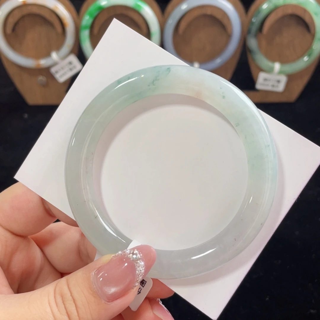 翡翠手镯未镶嵌翡翠手镯