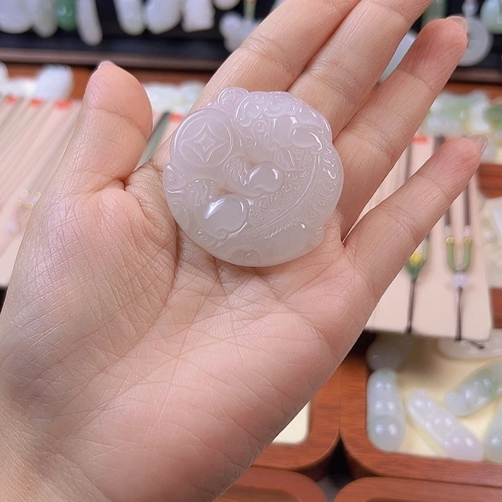 颈饰未镶嵌石英质玉原**你