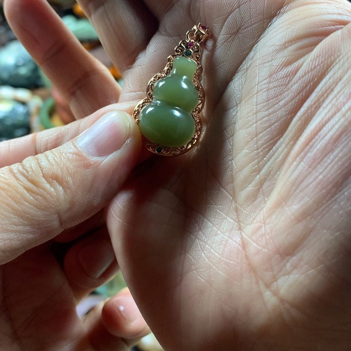 透闪石质玉吊坠未镶嵌花**香