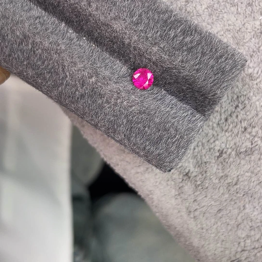 裸石未镶嵌红宝石0.52Ct。