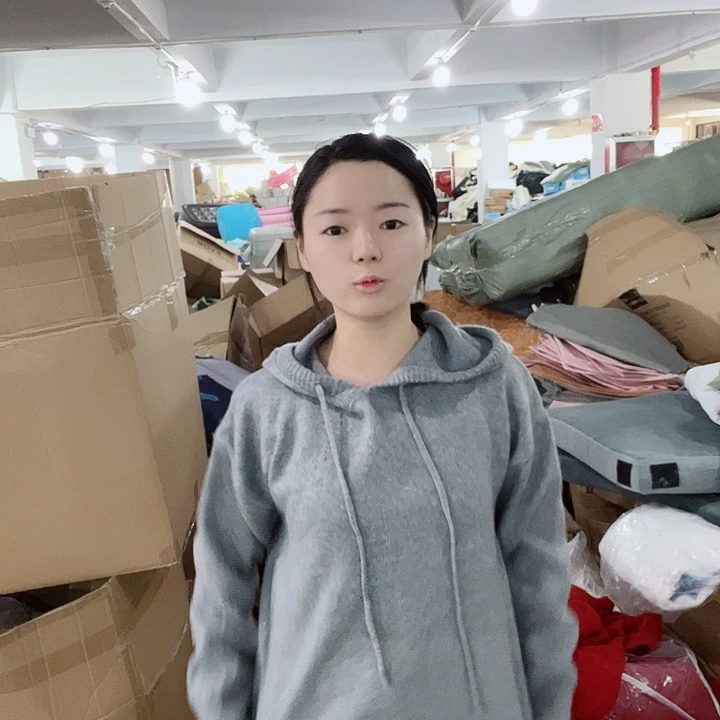 浅灰色带帽毛衣啦啦啦啦