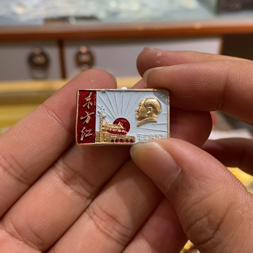 其他普通金属红色纪念章龙柱东方红。