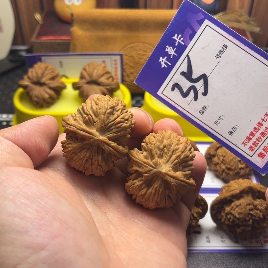 文玩核桃吊坠白狮子半壁