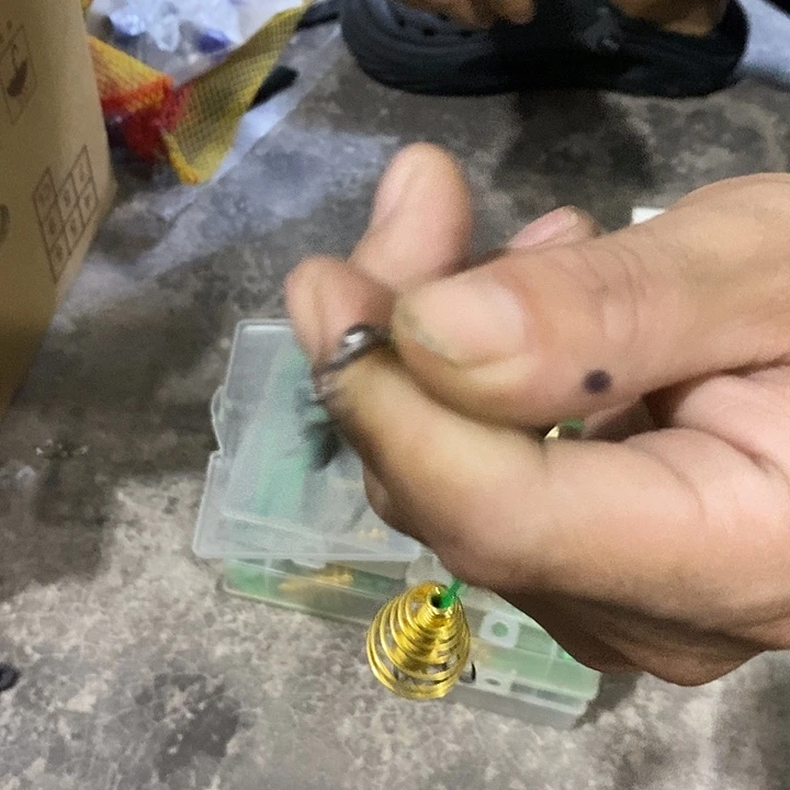 有锈盒装弹簧爆炸钩发6盒