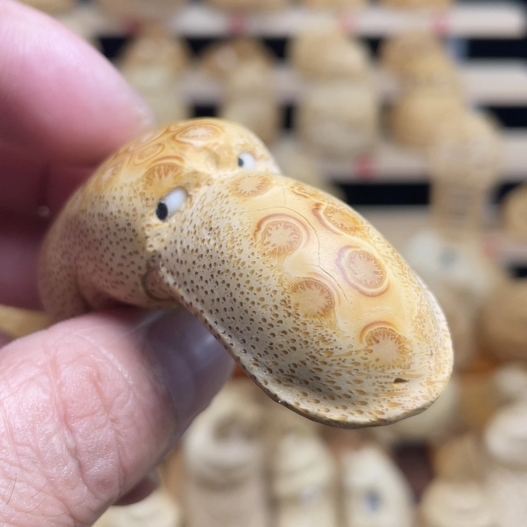 竹竹根雕鸭嘴兽手把件