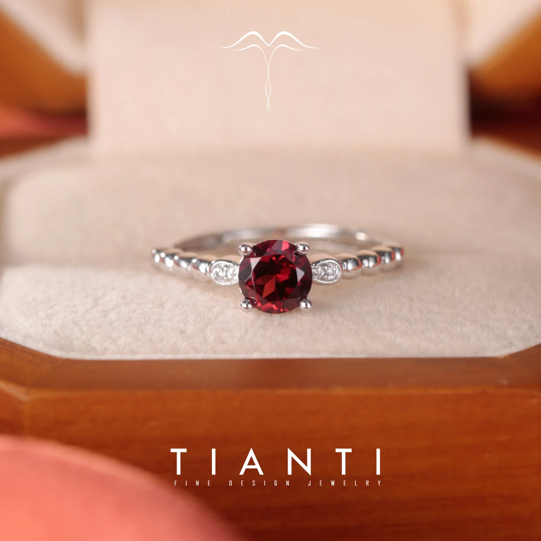 TIANTI/天缇夏序 6MM 天然石榴石戒指S925银镀铂金色（银色）小巧款