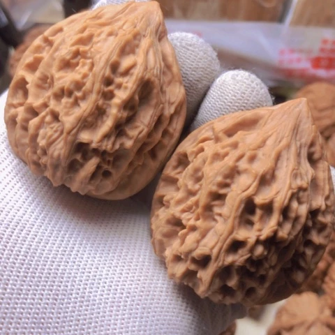 【闪购商品】桃核吊坠二*目鸡心狮子头