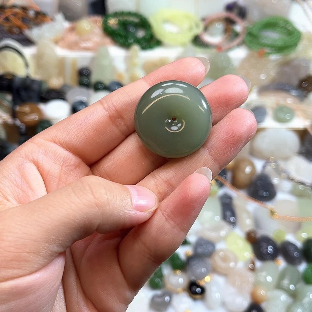 和田玉未镶嵌吊坠(赠链)M***天