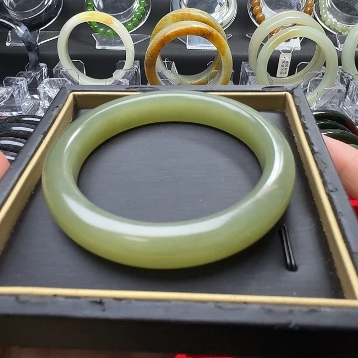 和田玉未镶嵌手镯