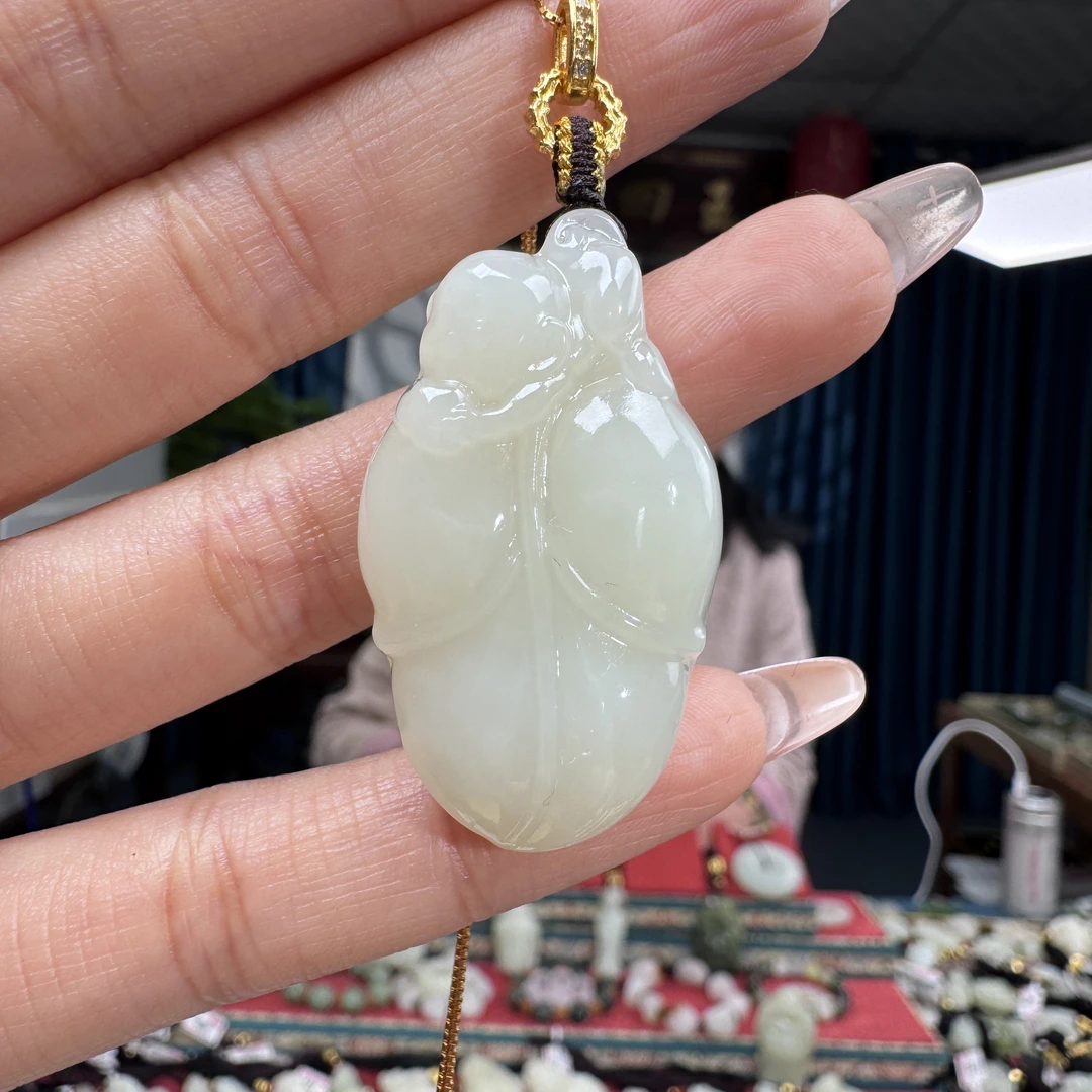 和田玉挂件镶嵌款白玉金枝玉叶小灵猴女士锁骨链