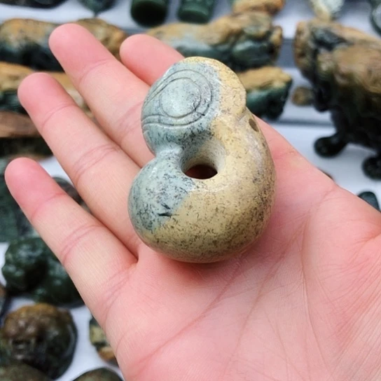 未镶嵌岫岩河磨玉（透闪石质玉）把件