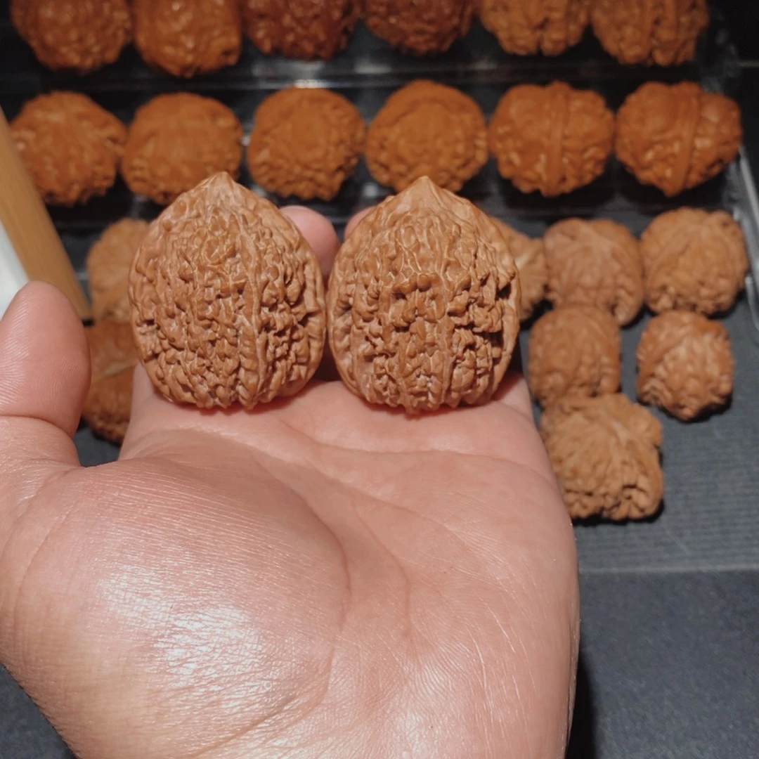 文玩核桃把件38红皮蒜头，带鎏金纹