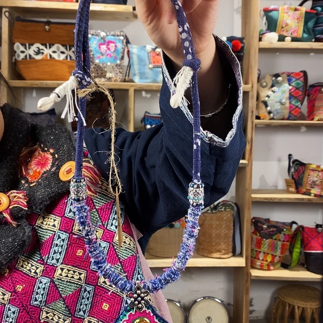 织绣手工制作的项链