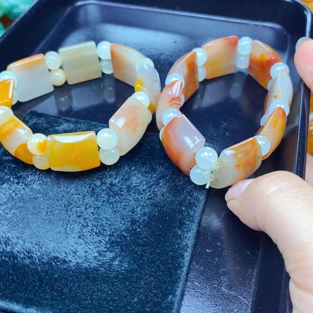 未镶嵌石英质玉（黄龙玉）颈饰