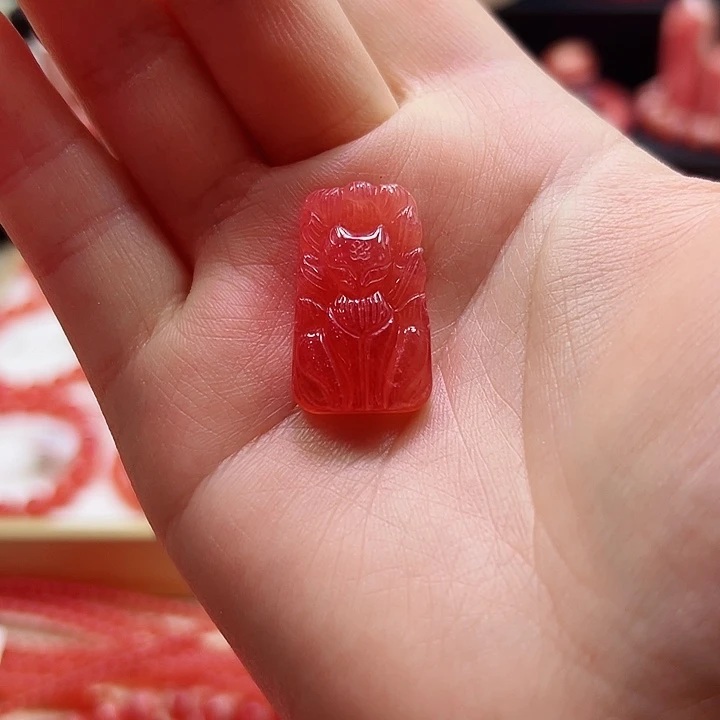 菱锰矿（红纹石）狐狸吊坠可打孔未镶嵌