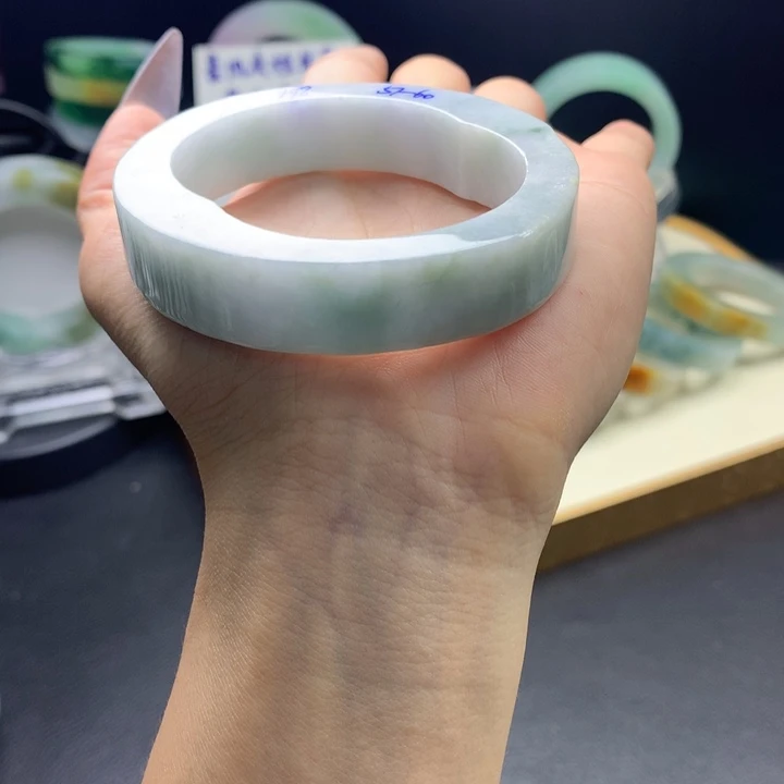 定制翡翠未镶嵌翡翠手镯