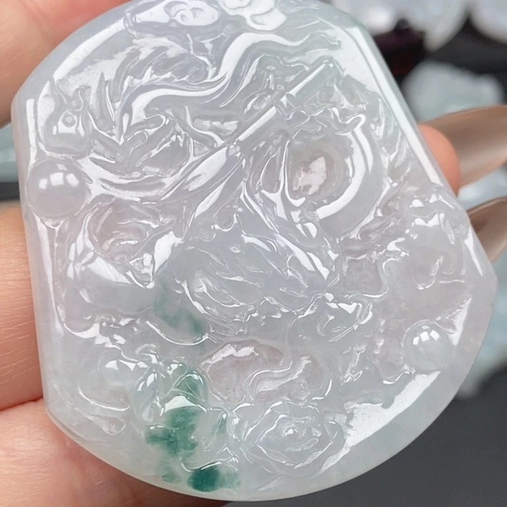 翡翠未镶嵌颈饰龙