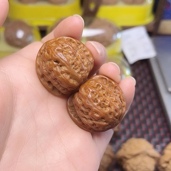 文玩核桃吊坠白狮子