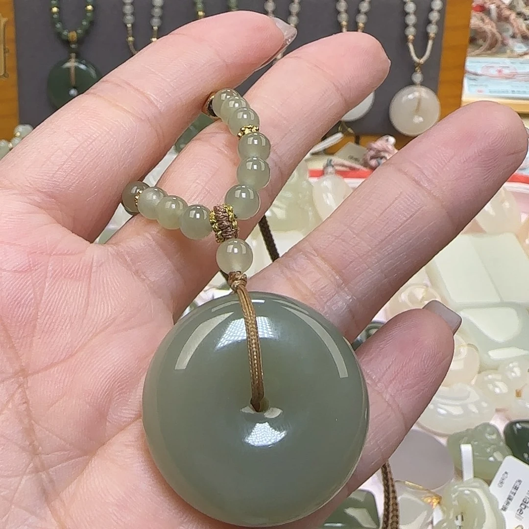 用***好和田玉18K金镶嵌颈饰