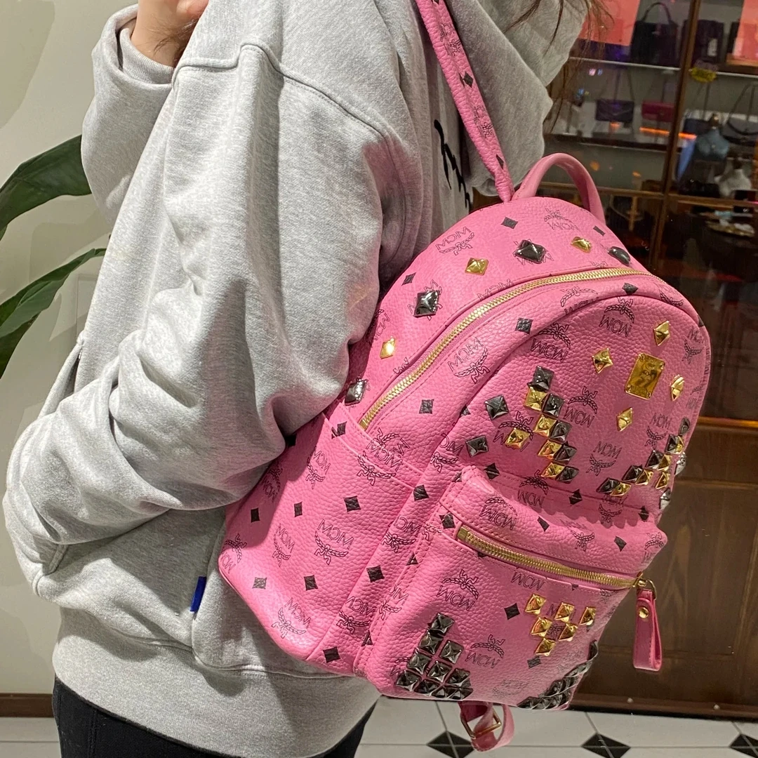 95新 MCM MCM 粉色中号铆钉双肩包书包YM