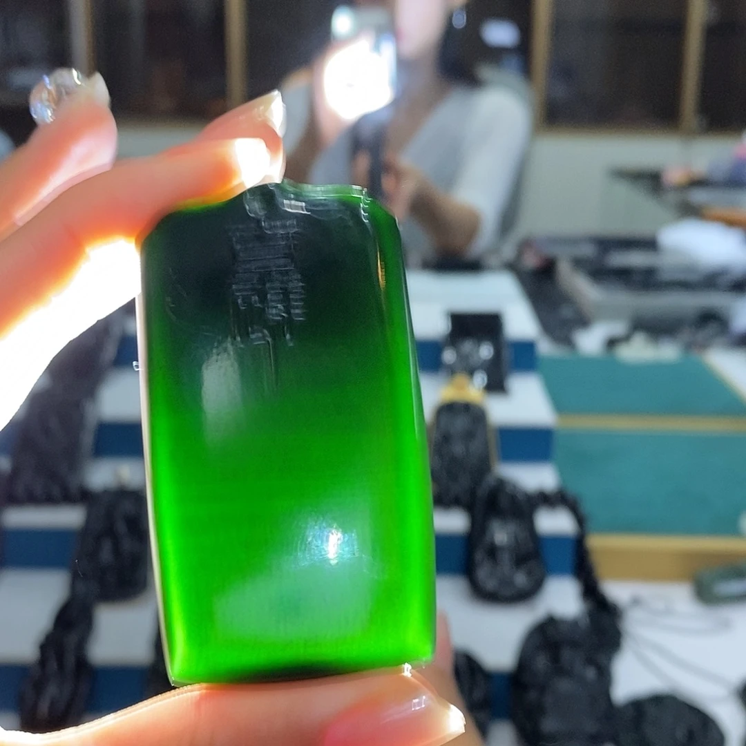 蛇纹石玉未镶嵌吊坠