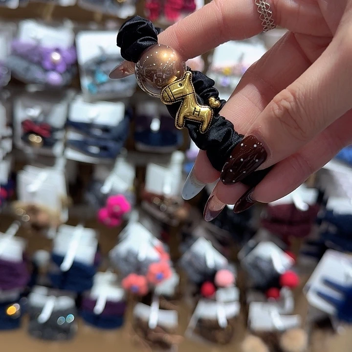 黑色面膜圈金属小马