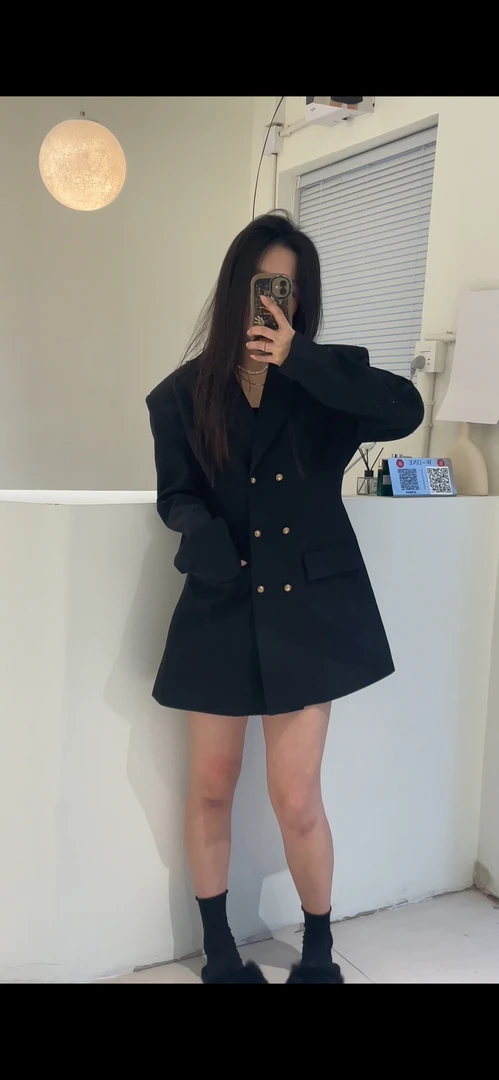 黑色收腰款西服外套