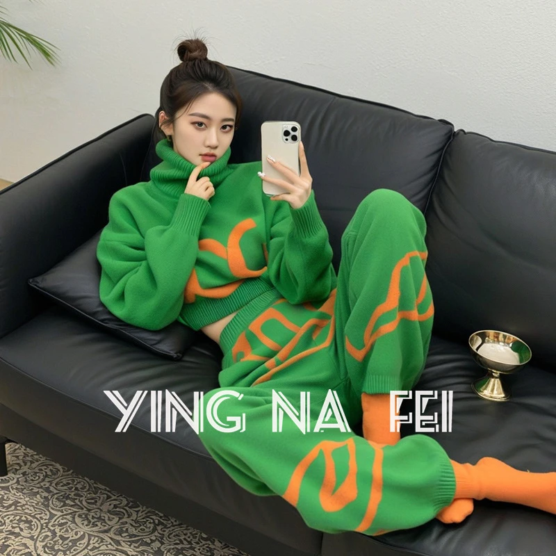 高级感小洋装两件套2025冬季慵懒风时尚绿色高领毛衣休闲裤套装女