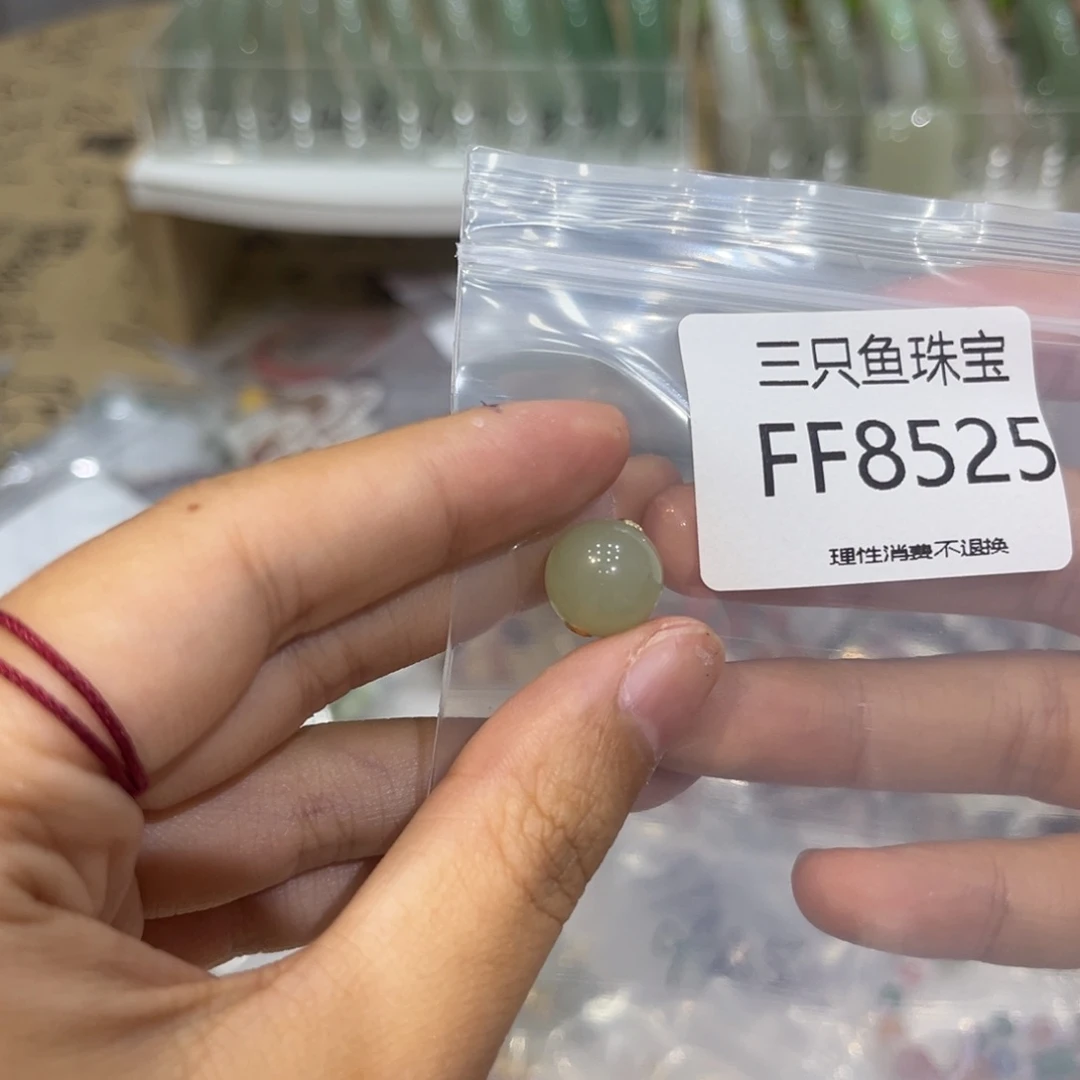 一****和田玉18K金镶嵌颈饰