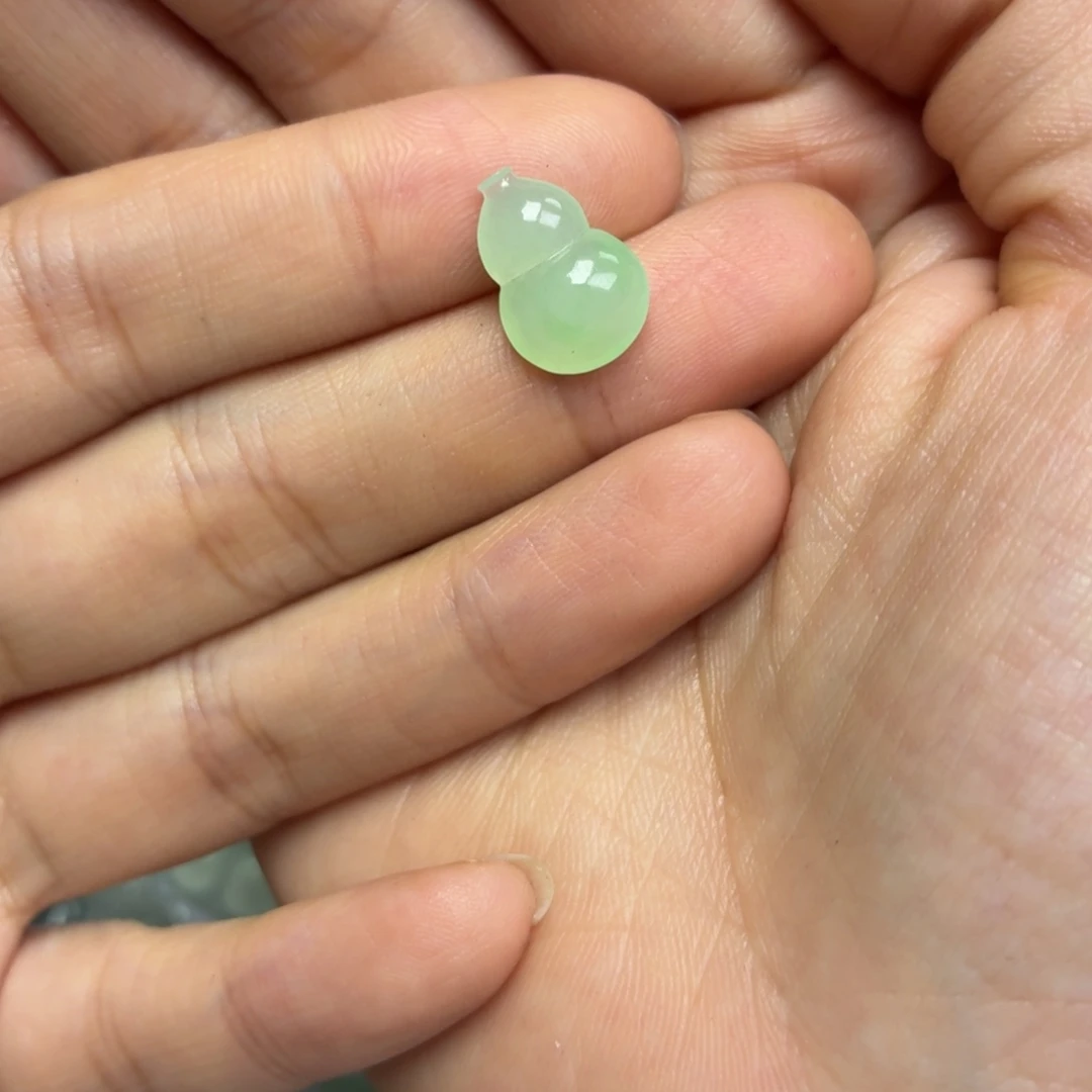 翡翠未镶嵌颈饰甜绿葫芦