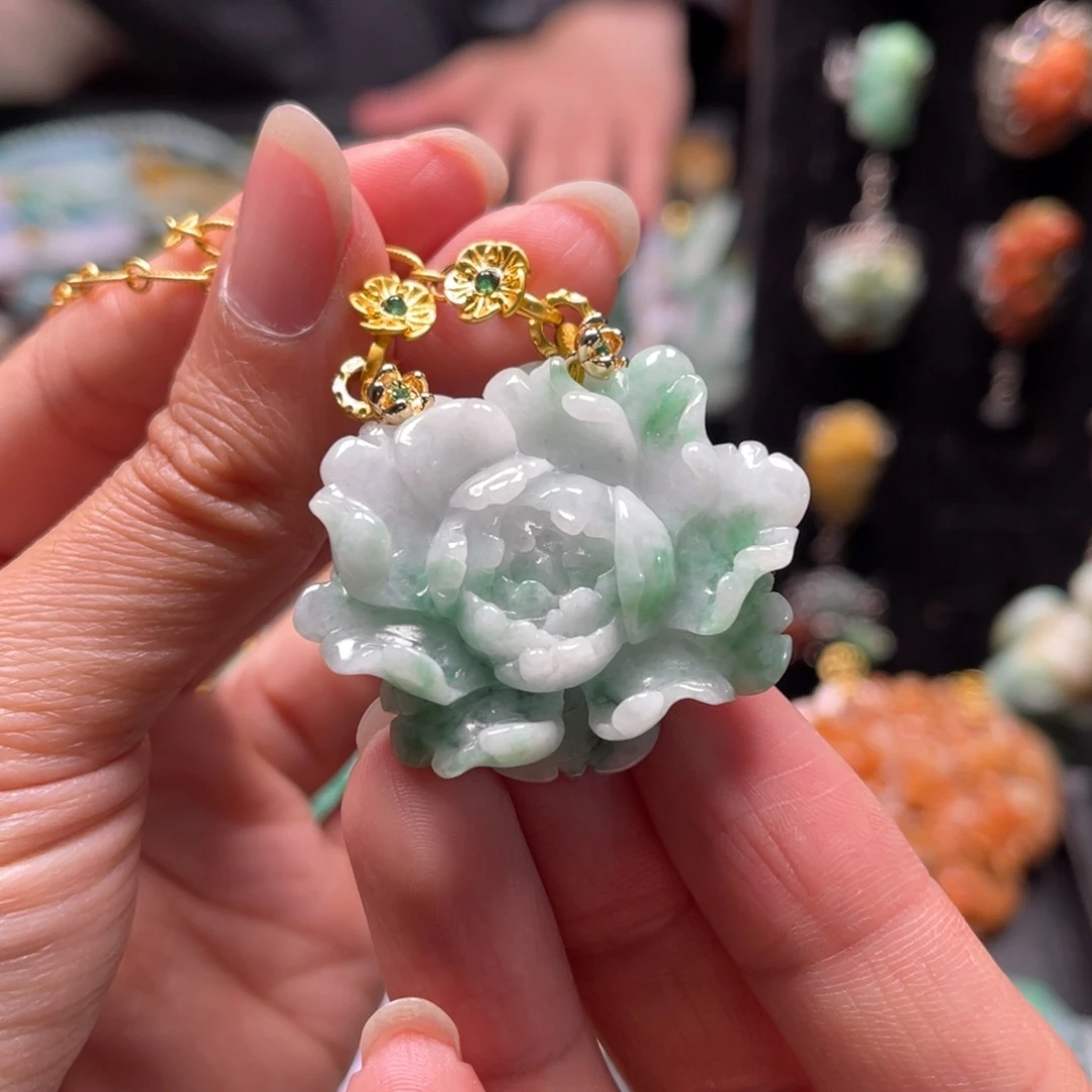 翡翠颈饰未镶嵌gfgggggghghhhhhbb