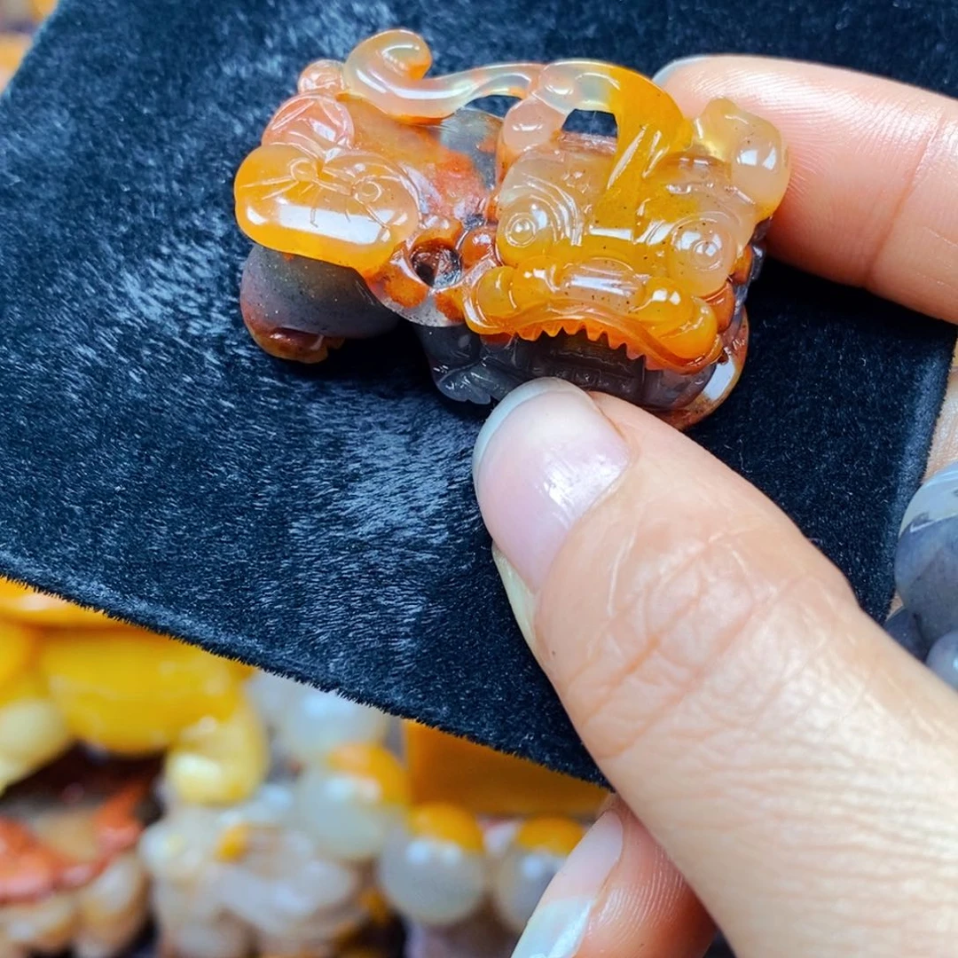 未镶嵌石英质玉（黄龙玉）颈饰