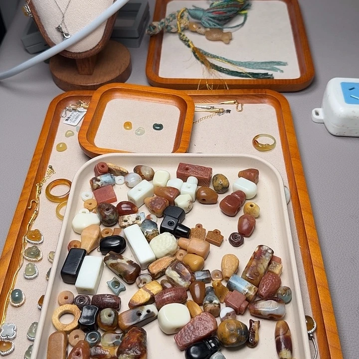 蛇纹石玉合金颈饰