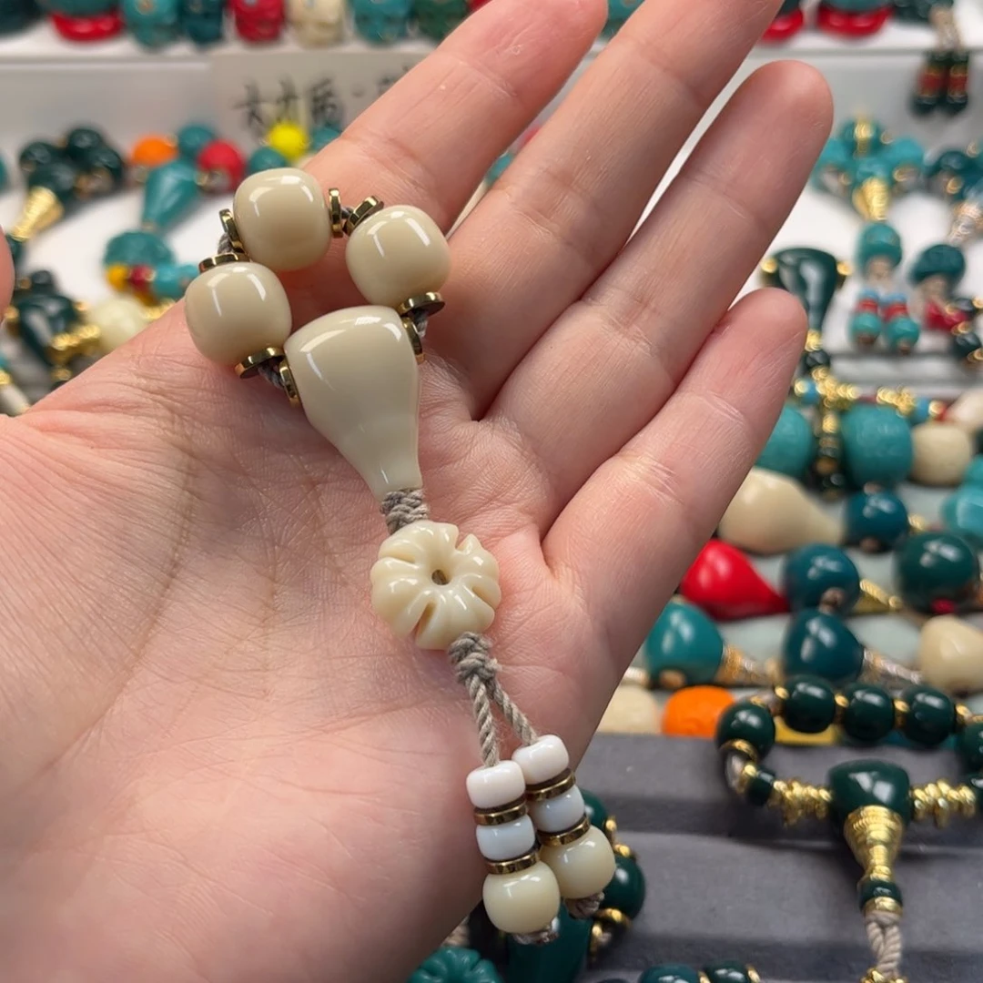 琉璃颈饰高**见琉璃配饰