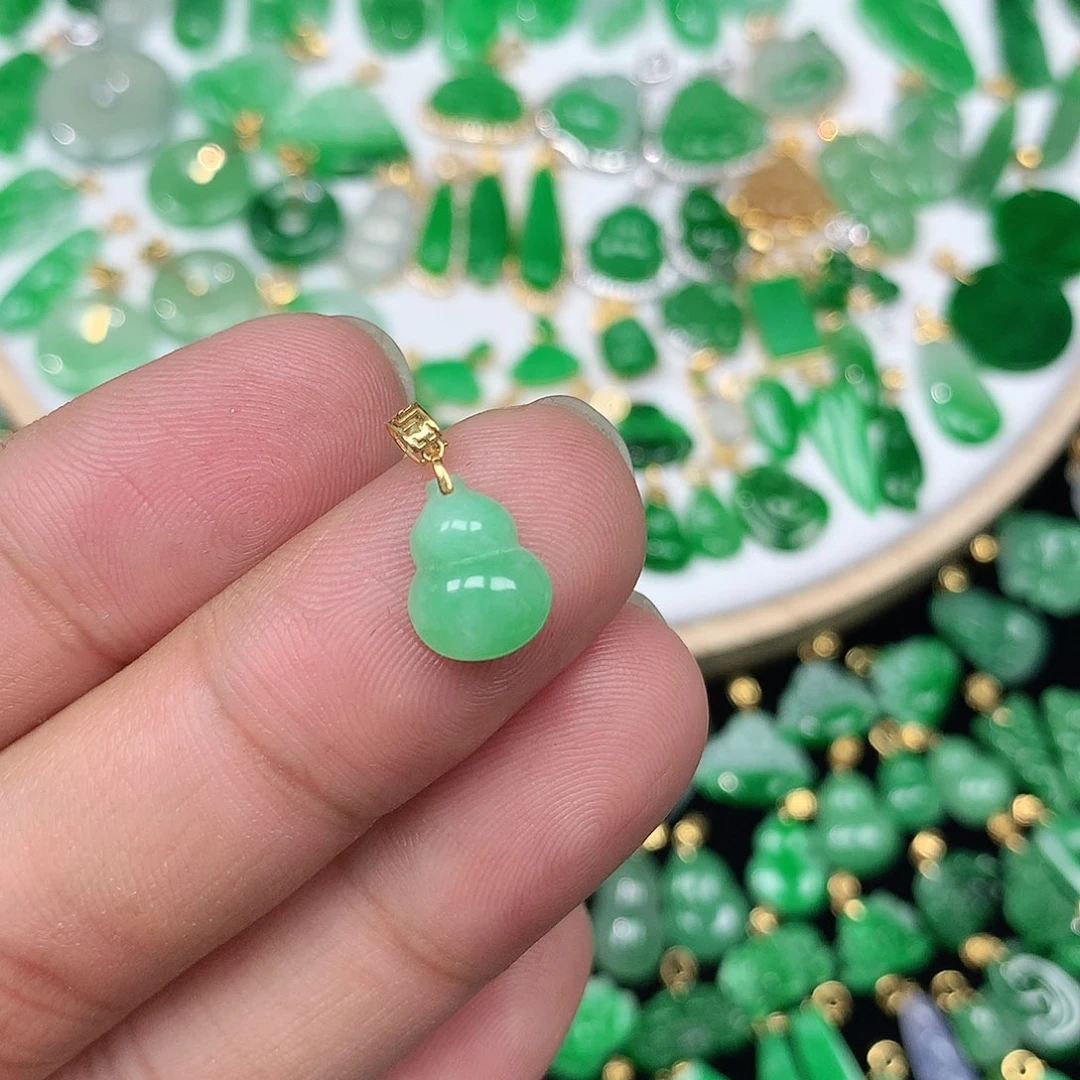 翡翠配石18K金扣 小巧精美飘阳绿小葫芦