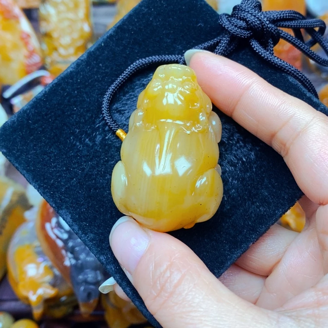 未镶嵌石英质玉（黄龙玉）颈饰