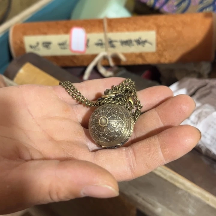 瓷片就坐我前面看你看书