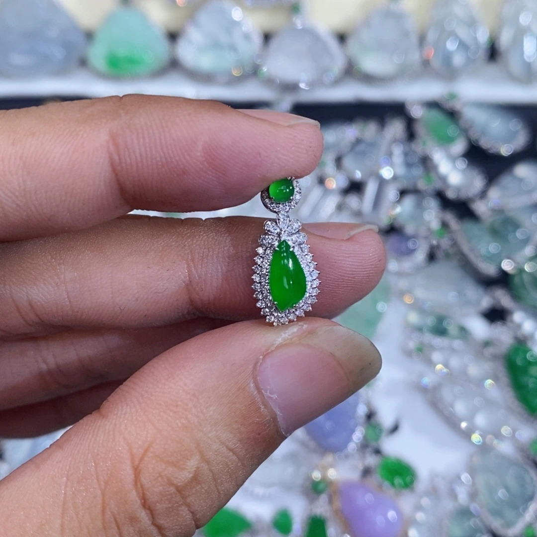 翡翠18K金镶嵌颈饰