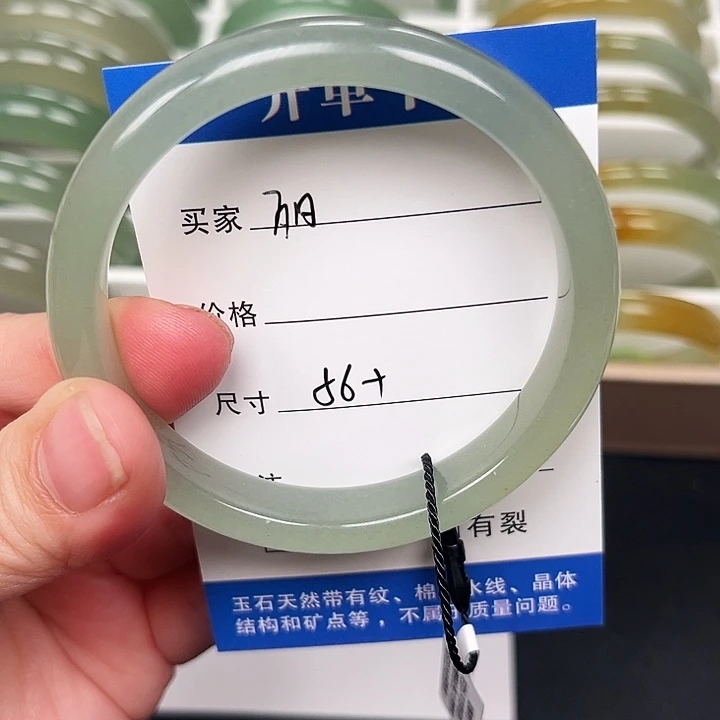 丽***石英质玉未镶嵌手镯