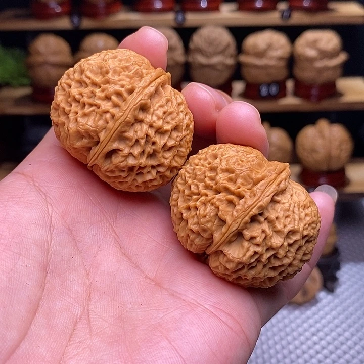 文玩核桃吊坠珊瑚纹元宝25