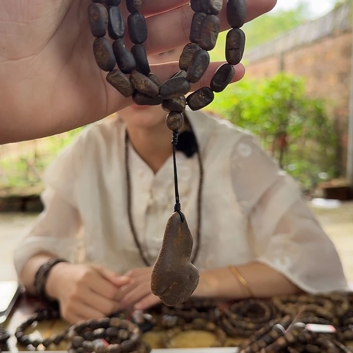 沉香手串乌身圆叶随型包壳项链