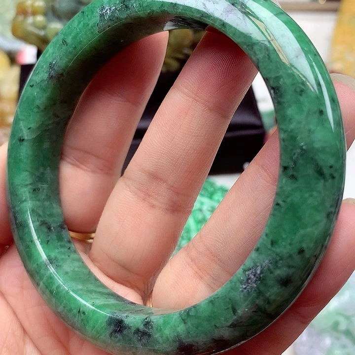 翡翠手镯未镶嵌翡翠